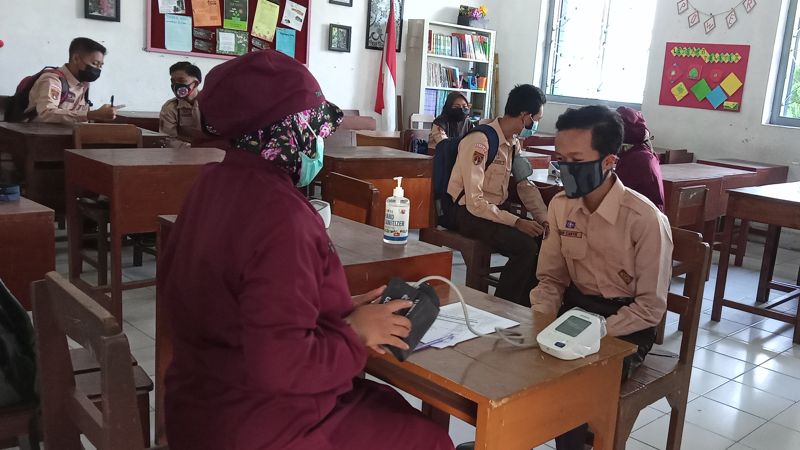 Siswa SMP Negeri 1 Boyolali menjalani pemeriksaan kesehatan sebelum disuntik vaksin Covid-19, belum lama ini. (Solopos/Bayu Jatmiko Adi)