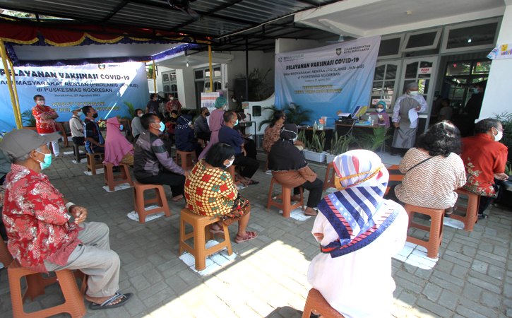 Warga Solo dengan Penyakit Hipertensi dan DM Divaksin Covid-19 - Vimarsana News