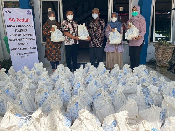 Dinas Sosial Rembang menerima paket sembako secara simbolis dari Semen Gresik untuk disalurkan kembali ke masyarakat yang membutuhkan. (Istimewa)
