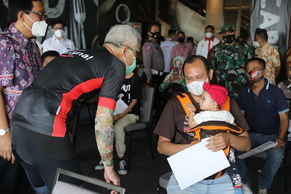 Pedagang Mi dan Bakso di Semarang Terima Suntikan Vaksin Covid-19