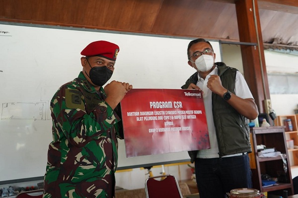 Dukung Penanganan Covid-19, Telkomsel Serahkan Alat Kesehatan ke Grup 2 Kopassus
