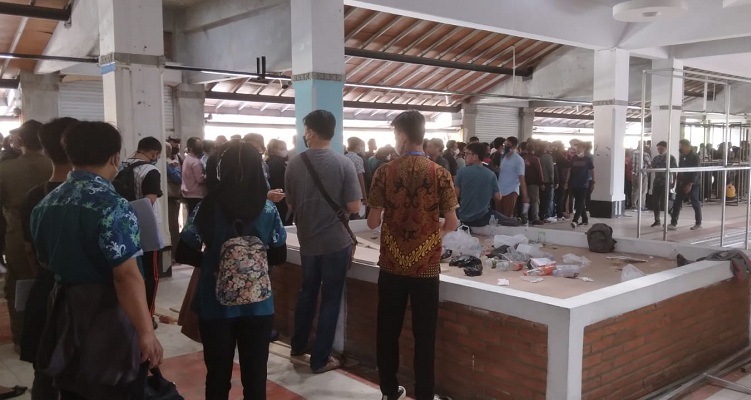 Antrean warga yabg mengikuti vaksinasi dosis kedua terlihat mengular di sentra vaksinasi massal XT Square, Jumat (17/9) pagi. (Harian Jogja/Yosef Leon)