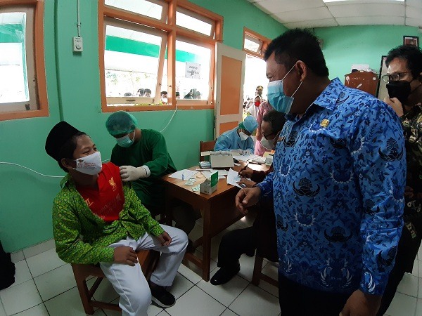 Wakil Bupati Bantul, Joko Purnomo memantau pelaksanaan vaksinasi pelajar di SMP 2 Pleret pada Jumat (17/9).(Harian Jogja/Catur Dwi Janati)