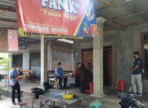 Petugas Dinsos Karanganyar bersama tim Dirjen Pemberdayaan Sosial Perorangan, Keluarga, dan Kelembagaan Masyarakat (PSPKKM) Kementerian Sosial dan UNS mengunjungi usaha rintisan KPM PKH di Karanganyar Jumat (17/9/2021).(Istimewa-Dinsos Karanganyar)
