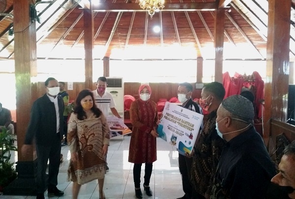 Penyerahan bantuan alat kepada IKM oleh Bupati Grobogan Sri Sumarni disaksikan anggota DPR RI dari PDIP Evita Nursanty dan Kepala Disperindag Grobogan, Pradana Setyawan di pendopo Kabupaten Grobogan, Sabtu (18/9/2021). (Solopos.com/Arif Fajar S).