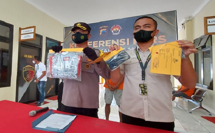 Tak Sengaja Kirim Chat Kasar ke Grup Kelas, Bocah SD di Mojogedang Ditampol Bapak Temannya