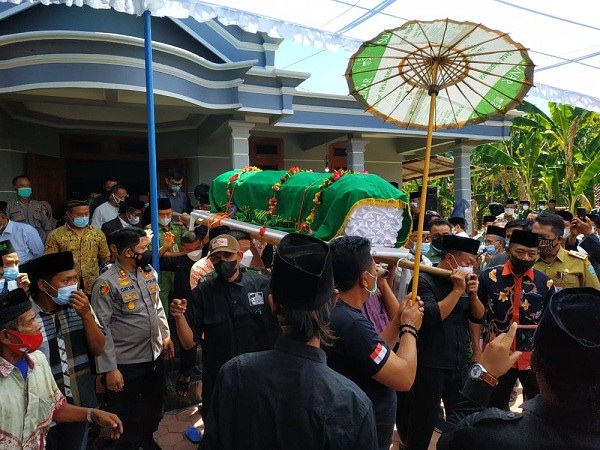 Warga mengiringi pemakaman jenazah ibunda Bupati Ponorogo Sugiri Sancoko, Senin (20/9/2021). (Istimewa/Polres Ponorogo)