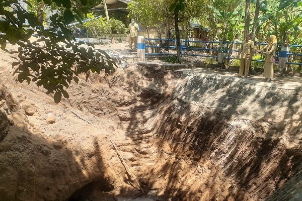 Tim peneliti dari BPCB Jawa Timur melakukan ekskavasi di Sendang Kuncen, Kecamatan Taman, Kota Madiun, dan menemukan terowongan saluran air kuno, Senin (20/9/2021). (Abdul Jalil/Madiunpos.com)