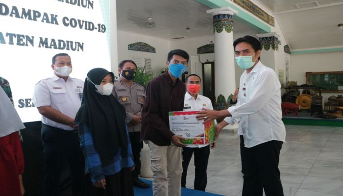 Bupati Madiun, Ahmad Dawami Ragil Saputro, menyerahkan bantuan kepada anak yatim di Pendopo Muda Graha Madiun, Rabu (22/9/2021). (Istimewa)