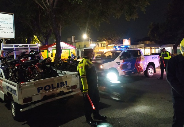 Polisi mengangkut kendaraan berknalpot brong saat Operasi Patuh Candi 2021 di Jl. Lawu, Karanganyar Sabtu (25/9/2021). (Solopos.com-Satlantas Polres Karanganyar)