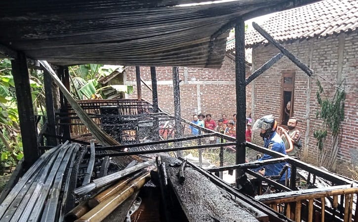 Petugas Pemadam Kebakaran Satpol PP Sragen berusaha memadamkan api yang melalap kandang kambing di Dukuh Jatirejo, Blimbing, Sambirejo, Sragen, Minggu (26/9/2021). (Istimewa.Satpol PP Sragen)