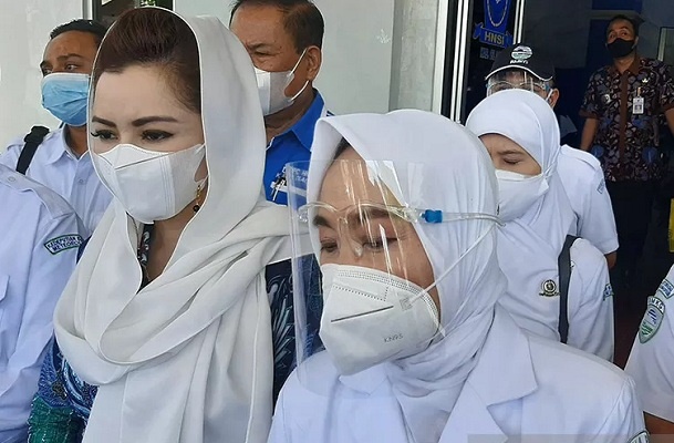 Kepala BMKG Dwikorita Karnawati (kanan) dan anggota Komisi V DPR RI Novita Wijayanti saat memberi keterangan pers di Gedung HNSI Cilacap, Selasa (28/9/2021). (Antara)