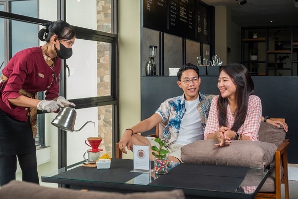 Ngopi atau ngeteh sambil menikmati keindahan Gunung Lawu di Kayu Arum Coffee di Nava Hotel Tawangmangu, Karanganyar. (Istimewa)