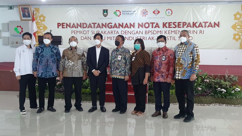 Wali Kota Solo Gibran Rakabuming Raka dan Kepala BPSDMI Kemenperin Agus Gunawan berfoto bersama sejumlah pejabat di Aula AK Tekstil Solo, Kamis (16/9/2021). (Solopos/Kurniawan)