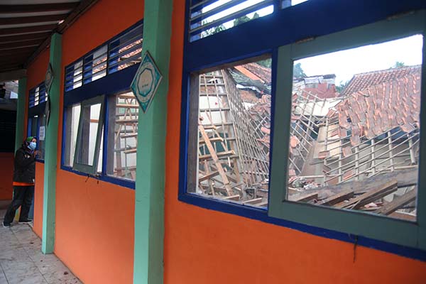 Kayu Lapuk, Atap Ruang Kelas SDN Otista Bogor Ambruk