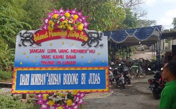Karangan bunga bernada sindiran di resepsi pernikahan JG, warga Mojosongo, pada Minggu (12/9/2021). (Istimewa)