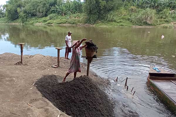 Sejumlah warga menambang pasir di dasar Sungai Bengawan Solo di Desa Kedungupit, Sragen, Rabu (22/9/2021). (Solopos/Moh. Khodiq Duhri)
