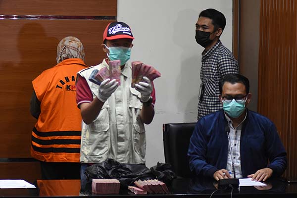 Penyidik KPK menunjukkan barang bukti uang tunai rilis terkait penetapan dan penahanan tersangka Bupati Kolaka Timur Andi Merya Nur dan Kepala BPBD Kolaka Timur Anzarullahdi Gedung Merah Putih KPK, Jakarta, Rabu (22/9/2021). (Antara/Indrianto Eko Suwarso)