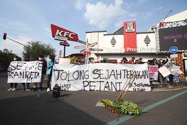 Aksi BEM Soloraya Peringati Hari Tani di Perempatan Ngarsopuro Solo, Jumat (24/9/2021). (Solopos/Nicolous Irawan)