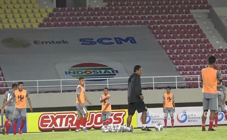 Para pemain HWFC mencoba rumput lapangan Stadion Manahan pada Sabtu (25/9/2021) malam. (Istimewa)