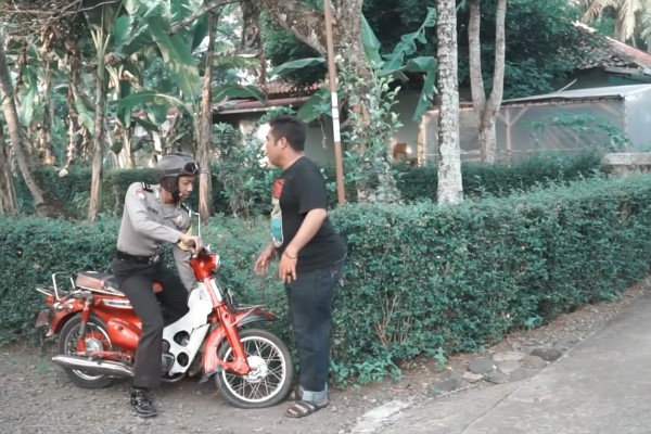Herman Hadi Basuki, pemeran Pak Bhabin dalam serial Polisi Motret menunggang Honda C70 alias Pitung. (Gambar: Youtube)