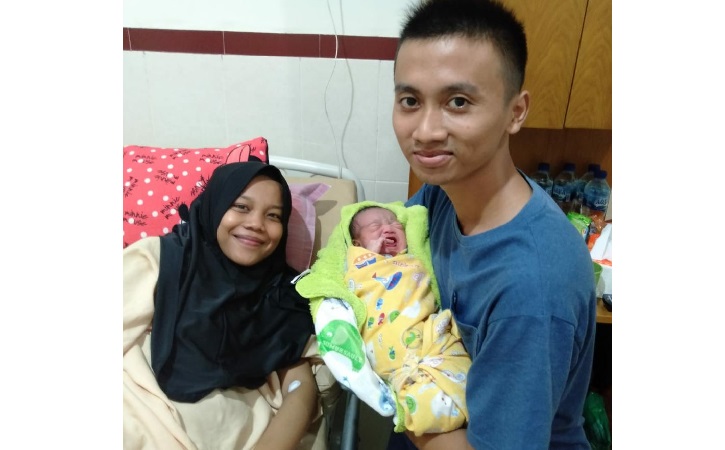 Chintya Kesuma Pratingkas bersama suami dan anaknya di Rumah Sakit Mulia Hati, Selasa (14/9/2021). (Istimewa)