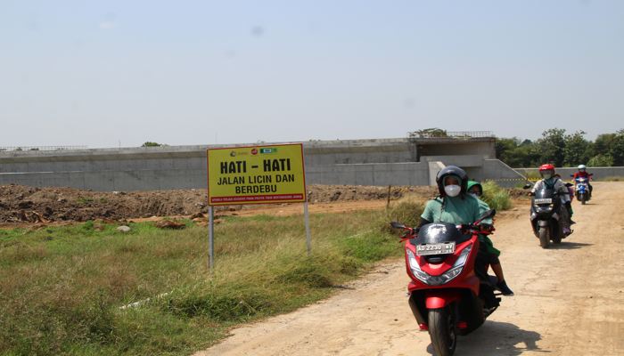Warga melintas di dekat lokasi terowongan jalan poros desa serta jalur irigasi di wilayah Desa Sidoharjo, Kecamatan Polanharjo, Selasa (28/9/2021). (Solopos.com/Taufiq Sidik Prakoso)
