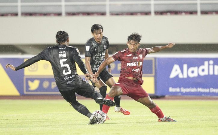 Irfan Jauhari berebut bola dengan pemain AHHA PS PATI dalam laga pembuka Liga 2 di Stadion Manahan Minggu (26/9/2021) lalu. (Istimewa)