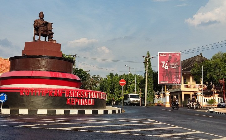 Arus lalu lintas di Jalan Ir.Soekarno Wonogiri Kota, Kamis (16/9/2021). Pada awal PPMM kendaraan yang melintas jalan itu dari arah timur dialihkan. (Solopos.com/M. Aris Munandar)