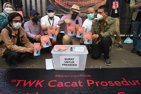 Sejumlah pegawai nonaktif KPK bersama pegiat anti korupsi menunjukkan surat yang akan dikirim kepada presiden saat mengikuti aksi anti korupsi di Jakarta, Rabu (15/9/2021). Aksi tersebut berlangsung sebagai bentuk kekecewaan terhadap pemberantasan korupsi di Indonesia, serta meminta Presiden Joko Widodo untuk membatalkan pemecatan 57 pegawai KPK yang selama ini memiliki integritas tinggi dalam pemberantasan korupsi di Indonesia. (Antara/Akbar Nugroho Gumay)