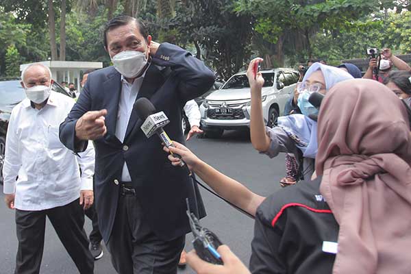 Menteri Koordinator Bidang Kemaritiman dan Investasi (Menko Marves) Luhut Binsar Pandjaitan tiba di Direktorat Reserse Kriminal Khusus Polda Metro Jaya, Jakarta, Senin (27/9/2021). Luhut Binsar Pandjaitan memenuhi undangan Polda Metro Jaya untuk memberikan klarifikasi laporannya terhadap Haris Azhar dan Fatia Maulidiyanti terkait dugaan pencemaran nama baik. ANTARA FOTO/Reno Esnir/pras.