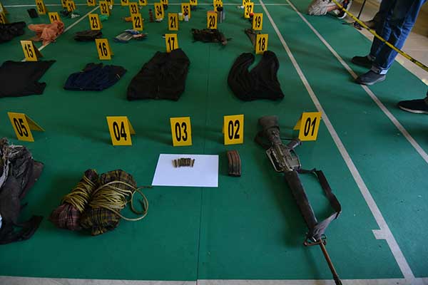 Polisi memperlihatkan sejumlah barang bukti hasil kontak tembak antara Satgas Madago Raya dengan kelompok teroris MIT Poso di Mapolres Parigi Moutong di Kabupaten Parigi Moutong, Sulawesi Tengah, Minggu (19/9/2021). (Antara/Mohamad Hamzah)