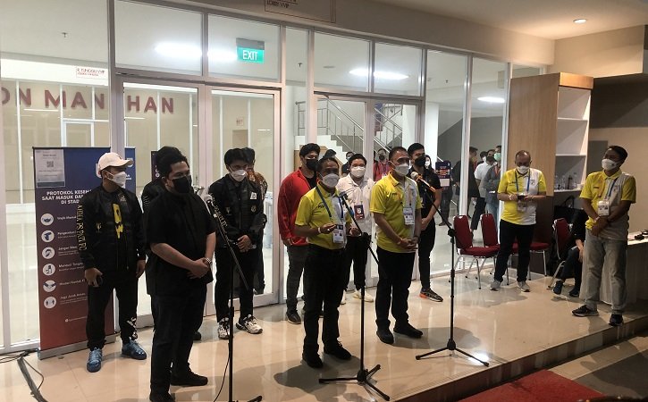Menpora, Zainudin Amali (tengah), Menteri BUMN, Erick Thohir (kiri), dan Ketum PSSI, Mochamad Iriawan (kanan), membuka jalannya Liga 2 dalam laga perdana Persis Solo melawan AHHA PS Pati di Stadion Manahan pada Minggu (26/9/2021). (Solopos/Ichsan Kholif Rahman)