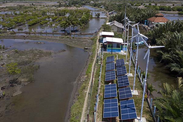 Foto udara Pembangkit Listrik Tenaga Hybrid (PLTH) di Dusun Bondan, Desa Ujung Alang, Kampung Laut, Cilacap, Jawa Tengah, Rabu (29/9/2021). (ANTARA FOTO/Hafidz Mubarak A/foc.)