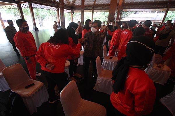 Wali Kota Solo, Gibran Rakabuming Raka (tengah), menyapa sejumlah atlet dan pelatih Kontingen Provinsi Jawa Tengah asal Solo pada acara Pelepasan Atlet dan Pelatih Kontingen Provinsi Jawa Tengah Asal Kota Solo Dalam Ajang Pekan Olahraga Nasional (PON) XX Papua 2021 di Pendapi Gede, Balai Kota Solo, Jumat (17/9/2021). (Solopos/Nicolous Irawan)