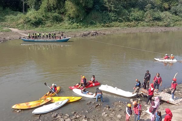 Sejumlah pegiat lingkungan berkano di Sungai Bengawan Solo, dekat dermaga di Kampung Beton, Kelurahan Sewu, Kecamatan Jebres, Minggu (19/9/2021) pagi. (Istimewa/Budi Utomo)