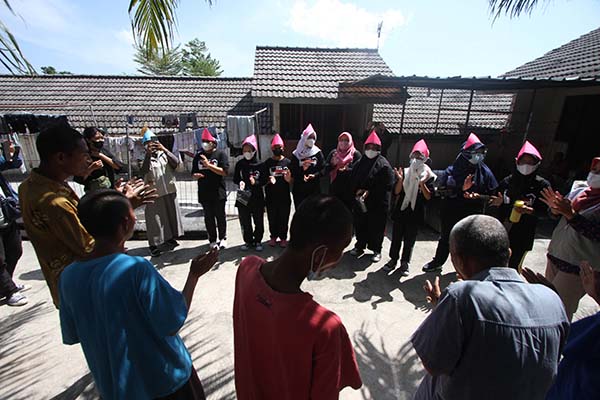Pelatihan Respon Kebencanaan: Tumbuhkan Rasa Empati, Siswa SLB Berinteraksi dengan ODGJ di Griya PMI Peduli Solo
