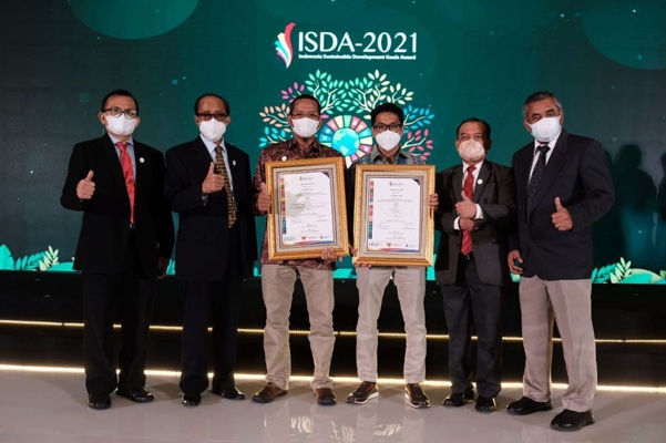 Perwakilan PT Semen Gresik berfoto bersama dewan juri di ajang Indonesia Sustainable Development Goals (ISDA) Award 2021. (Istimewa)