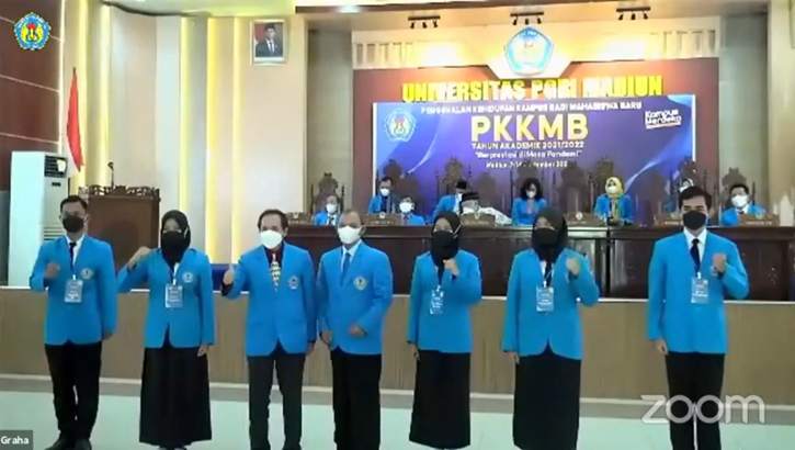 Rektor Universitas PGRI Madiun, Prof. Dr. H. Parji M.Pd (tiga dari kiri) berfoto dengan mahasiswa baru seusai pemakaian jas dalam rangka dimulainya PKKMB, Selasa (7/9/2021). (Istimewa)