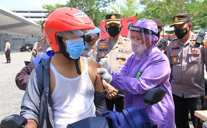 Vaksinasi Drive Thru Ala Polres Sukoharjo, Warga Disuntik di Atas Kendaraan