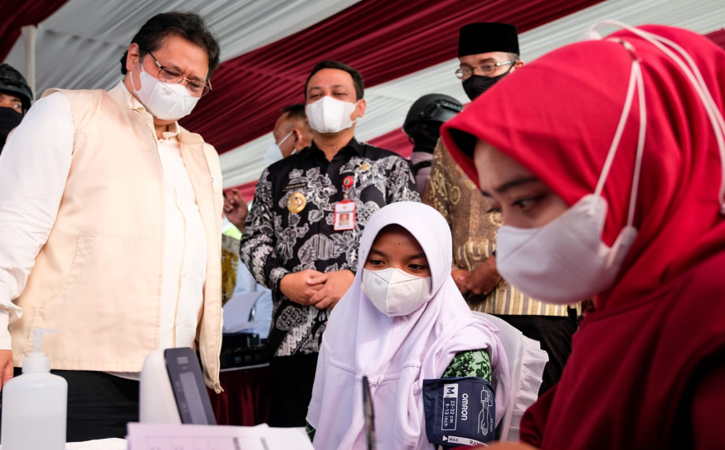 Menko Airlangga meninjau sentra vaksinasi untuk santri dan masyarakat umum di lingkungan Rumah Sakit Zaky Djunaid Pekalongan, Jawa Tengah, Kamis (16/9/2021). (Istimewa)