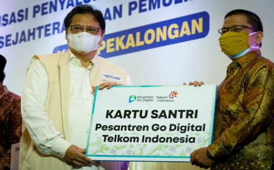 Menteri Koordinator Bidang Perekonomian Airlangga Hartarto saat mengikuti agenda penyaluran KUR dalam rangkaian kunjungan kerja di Kota Pekalongan, Kamis (16/9/2021). (Istimewa)