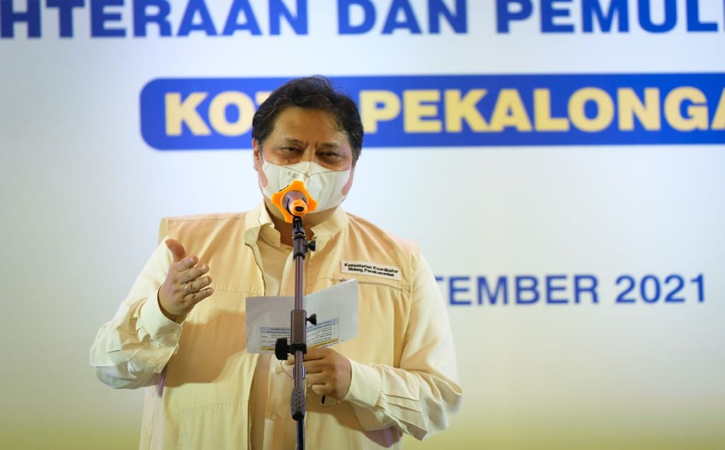 Menteri Koordinator Bidang Perekonomian Airlangga Hartarto saat mengikuti agenda penyaluran KUR dalam rangkaian kunjungan kerja di Kota Pekalongan, Kamis (16/9/2021). (Istimewa)