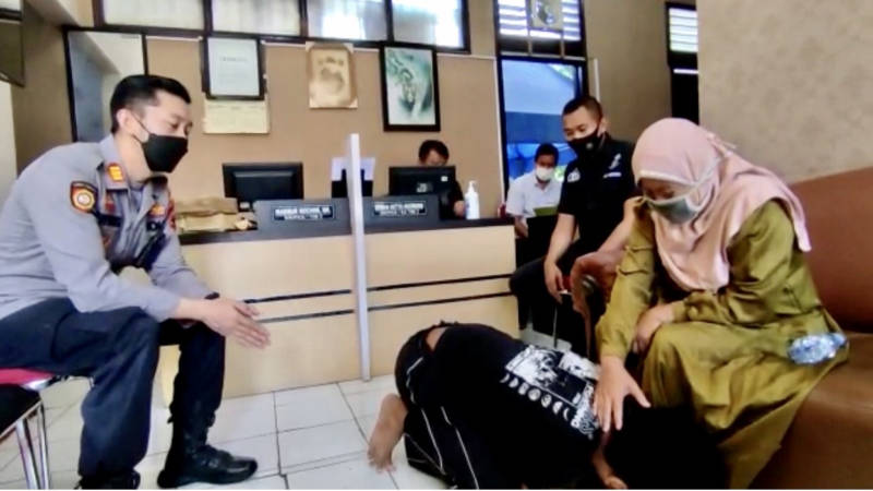 Kapolsek Pasar Kliwon, AKP Achmad Riedwan Prevoost (kiri), memediasi kasus anak aniaya ibunya di Mapolsek Pasar Kliwon, Senin (20/9/2021). (Istimewa)