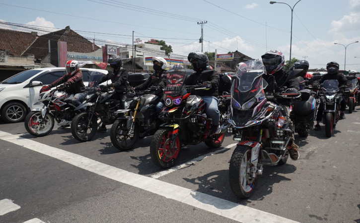Honda Street Fire Club Indonesia (HSFCI) bersama dengan Asosiasi Street Fire Indonesia (ASFI) reuni bareng dalam touring special Sabtu (18/9/2021) dengan menggunakan motor Honda CB150R.(Istimewa)