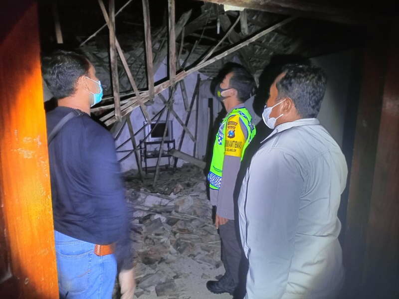 Polisi mendatangi lokasi rumah roboh di Desa Prajegan, Kecamatan Sukorejo, Ponorogo, Kamis (23/9/2021) malam. (Istimewa/Polres Ponorogo)