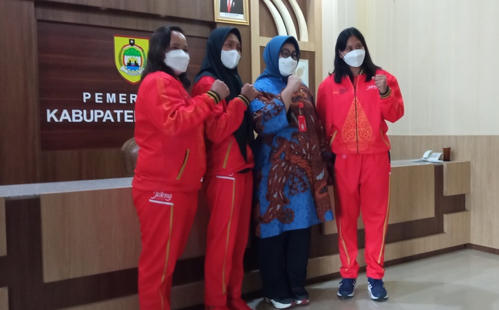 Bupati Sragen Kusdinar Untung Yuni Sukowati melepas keberangkatan dua atlet dan asisten pelatih menuju PON XX di Jayapura, Papua, Kamis (16/9/2021). (Solopos-Moh Khodiq Duhri)