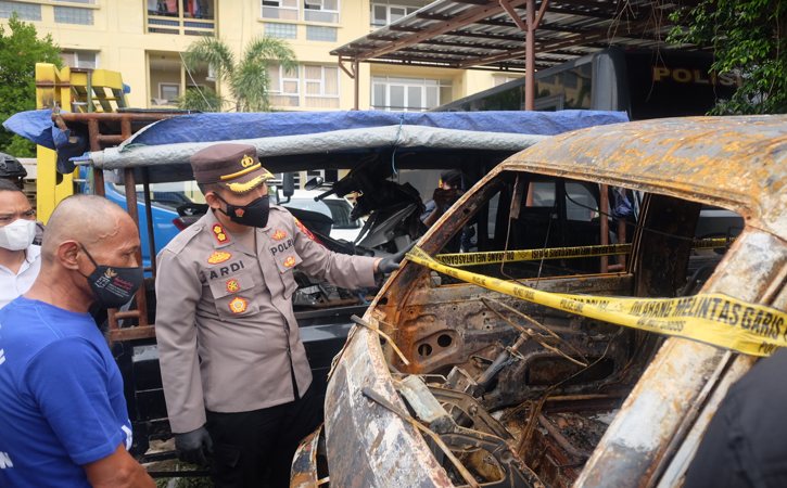 Kapolres Sragen AKBP Yuswanto Ardi (kanan) mengecek kondisi mobil yang hangus terbakar di area Mapolres Sragen, Jl. Bhayangkara, Sragen, Senin (27/9/2021). (Solopos-Wahyu Prakoso)