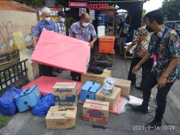 Ditawari Rusunawa, Sekeluarga Tidur Di Kolong Meja Wedangan Kartasura Menolak