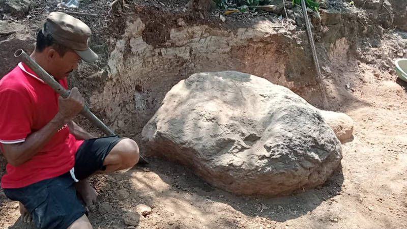 Batu berdiameter 1 meter yang dikeramatkan warga Dukuh Gebangkota, Desa Gebang, Masaran, Sragen, Minggu (19/9/2021). (Solopos/Moh. Khodiq Duhri)